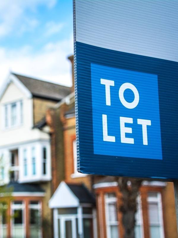 To Let Sign By House